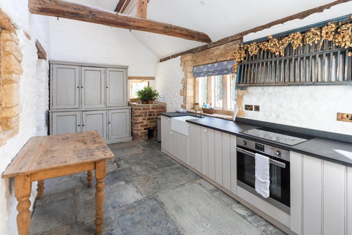 Beautiful Cotswold Farmhouse With Hot Tub Manchester Exterior photo